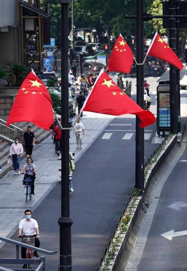 喜迎国庆!杭州街头满是"中国红"_五星红旗_氛围_西湖