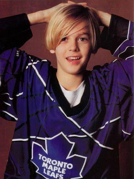 亚伦卡特手臂挠伤,女友被逮捕,"正太鼻祖"刚把她名字纹脸上_梅拉妮