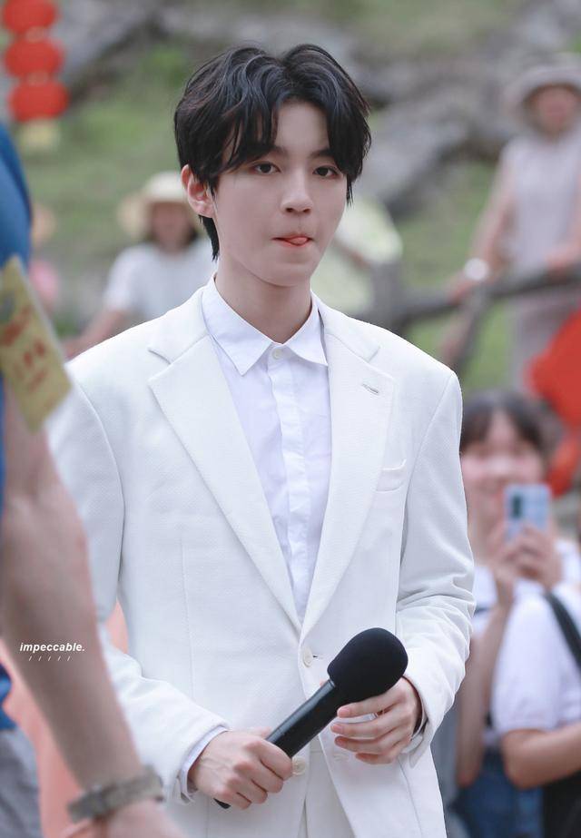 王俊凯慰问演出生图精修图!