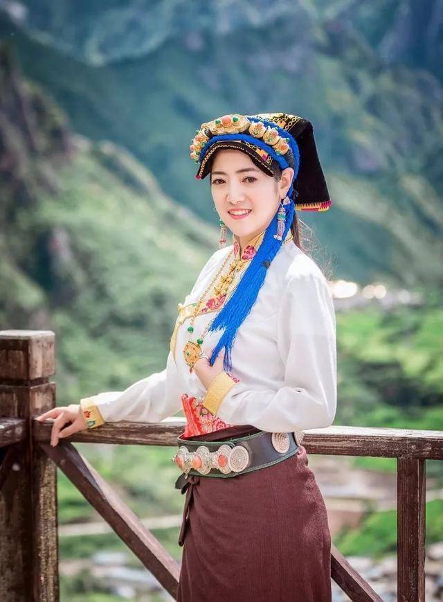 网红嘉绒姐姐阿娟晒二胎孕肚,穿高跟鞋在室内跳舞,大女儿才1岁_土特产