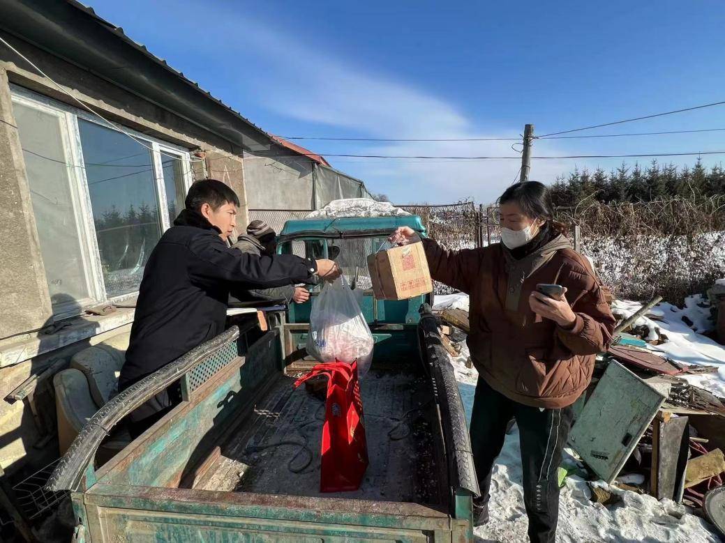 “谁拿走了我的羊肉卷？”女子用公交捎工具，到站点时工具不见了