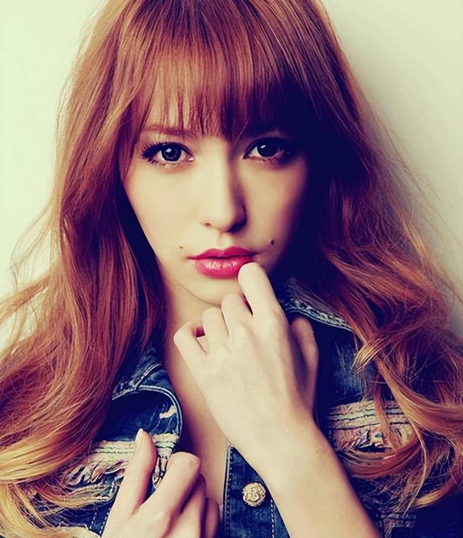 可爱的表情都超美,身为知名日杂御用模特儿之外,藤井莉娜还身兼化妆