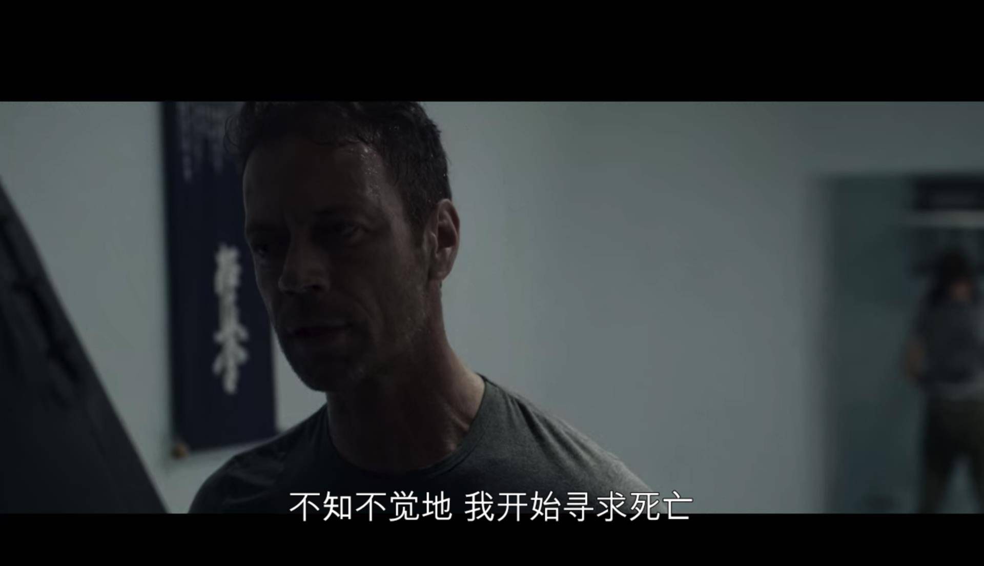 同时,普通的xing已经无法满足他,他开始寻求更加刺激的,甚至会冒着