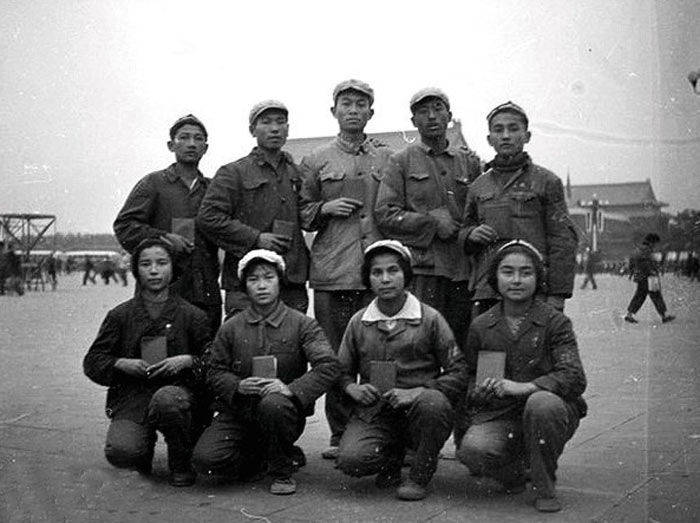 在四人帮粉碎后,谭厚兰遭到逮捕.