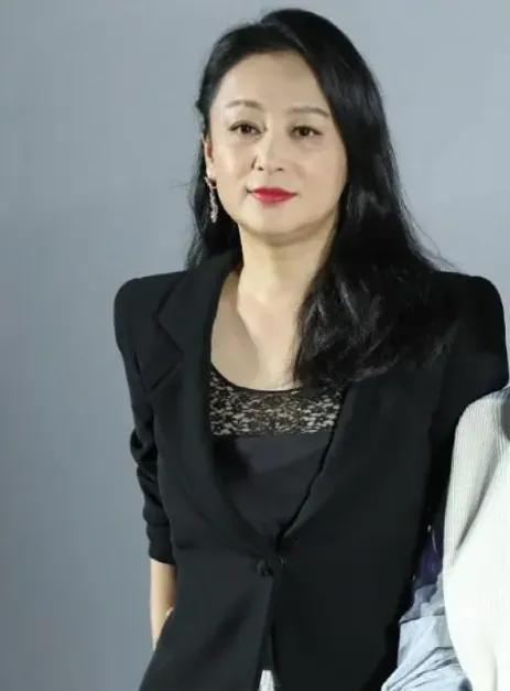54岁陈红和63岁倪萍同穿黑白配,一个气质有佳,一个高级像似贵妇_黑色