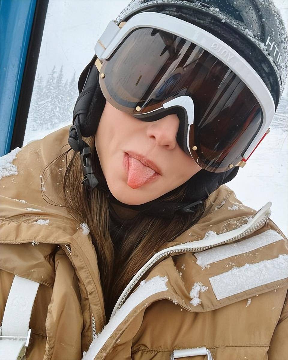 米兰达可儿滑雪吐舌卖萌可爱爆了!真像小女孩,参加晚宴只吃香蕉