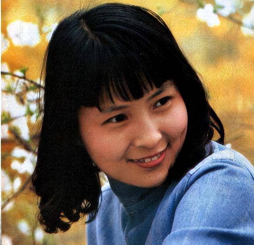 "国家一级演员"李羚嫁大13岁丈夫,婚后住10平米车库,如今幸福吗_李玲