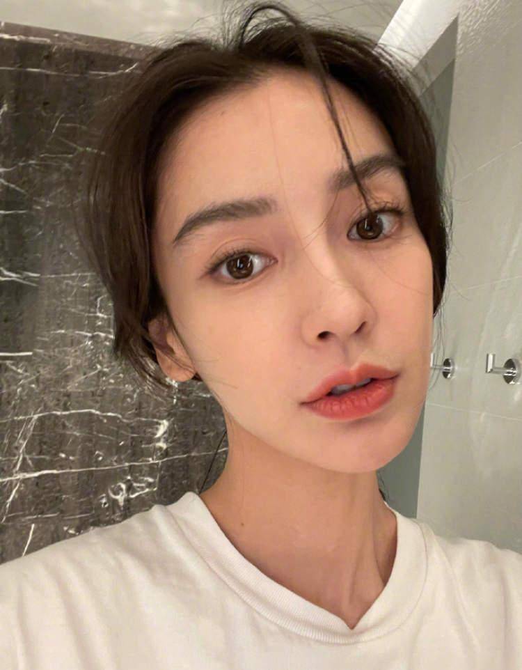 angelababy原相机自拍,眼周皱纹尽显_网友_镜头_迪丽热巴