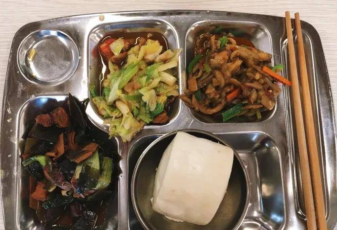 中午在学校食堂吃了一顿饭三个馒头两碗菜,半下午就