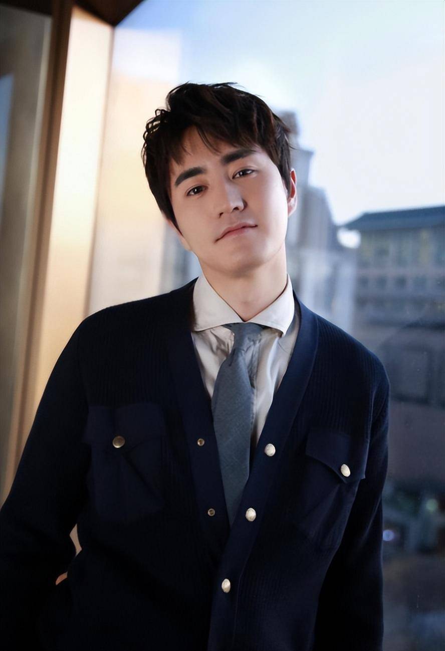 杨玏:从小童星到实力派演员,成为父亲骄傲,如今事业爱情双丰收_杨立新