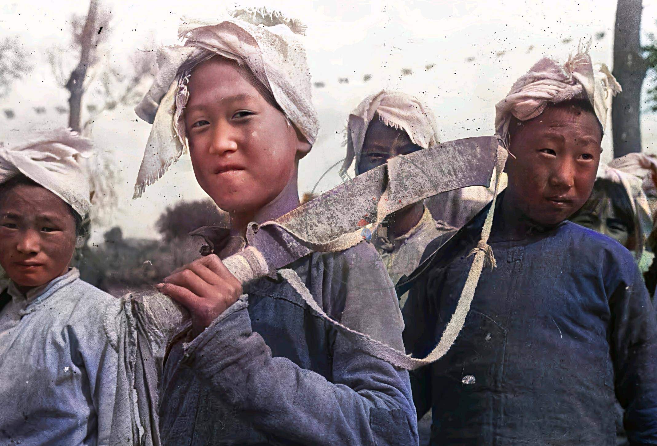 还原一个真实的敌后战场,戴红领章的八路军,手持冲锋枪的游击队_照片