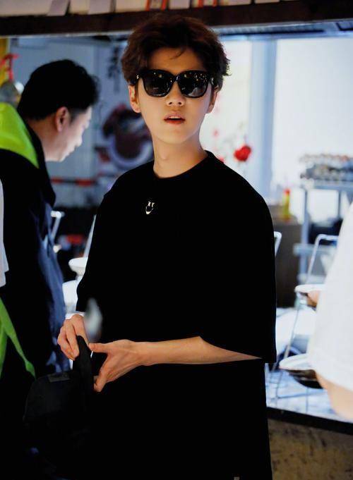 1990年出生的鹿晗,今年也迎来了30岁,状态也不可能永远帅气年轻.