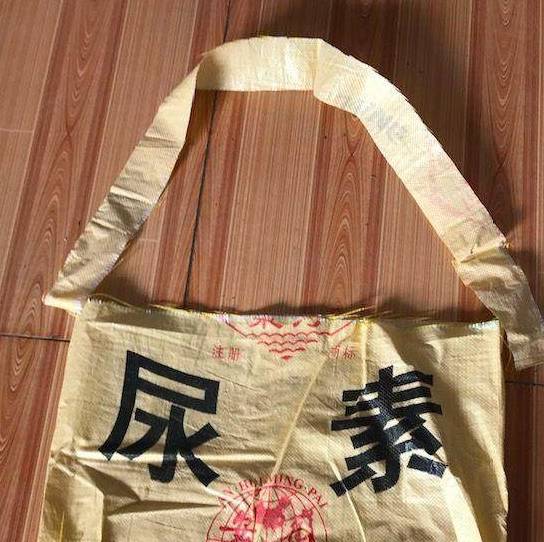 奇葩男朋友,用尿素袋子给女朋友做跨包,目测要被打残!