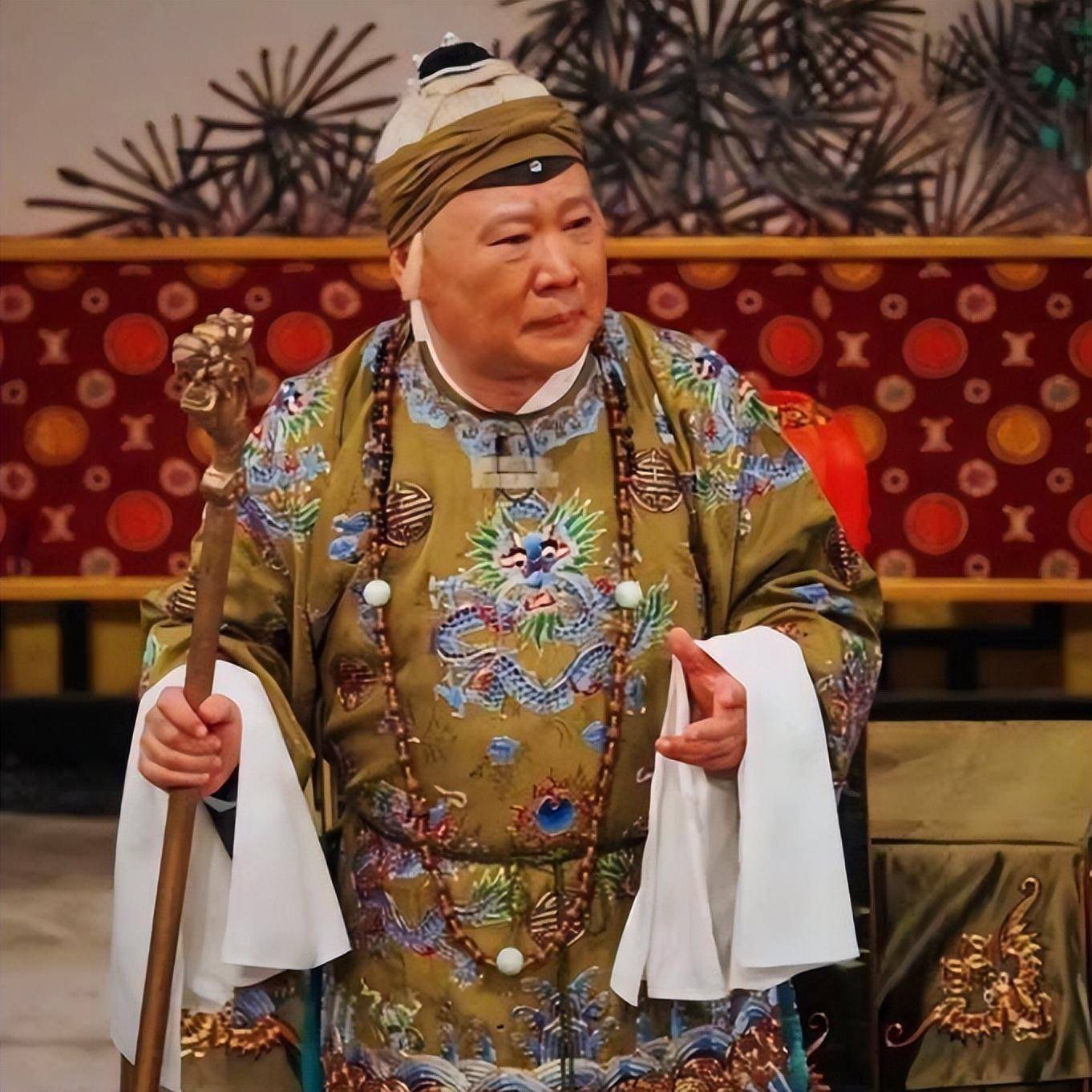 郭德纲收了京剧神童陶云圣为徒,成立了麒麟剧社,时不时去唱戏!