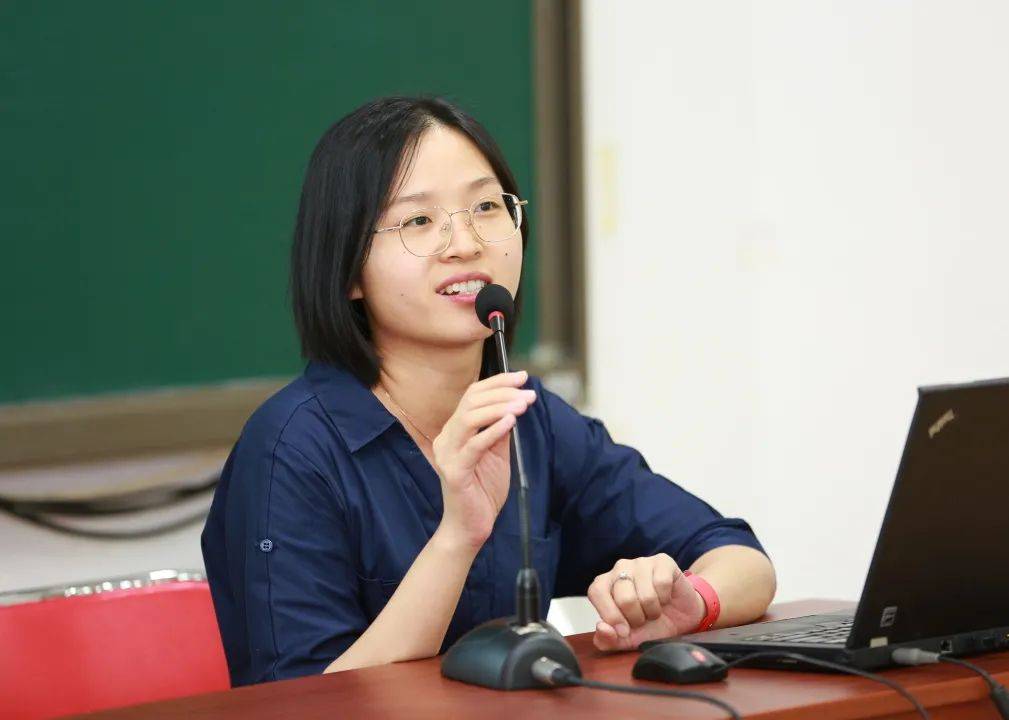 孙卓姐姐全力卖书,考博成了"假口号",网友:幸好她没去当老师_孙悦