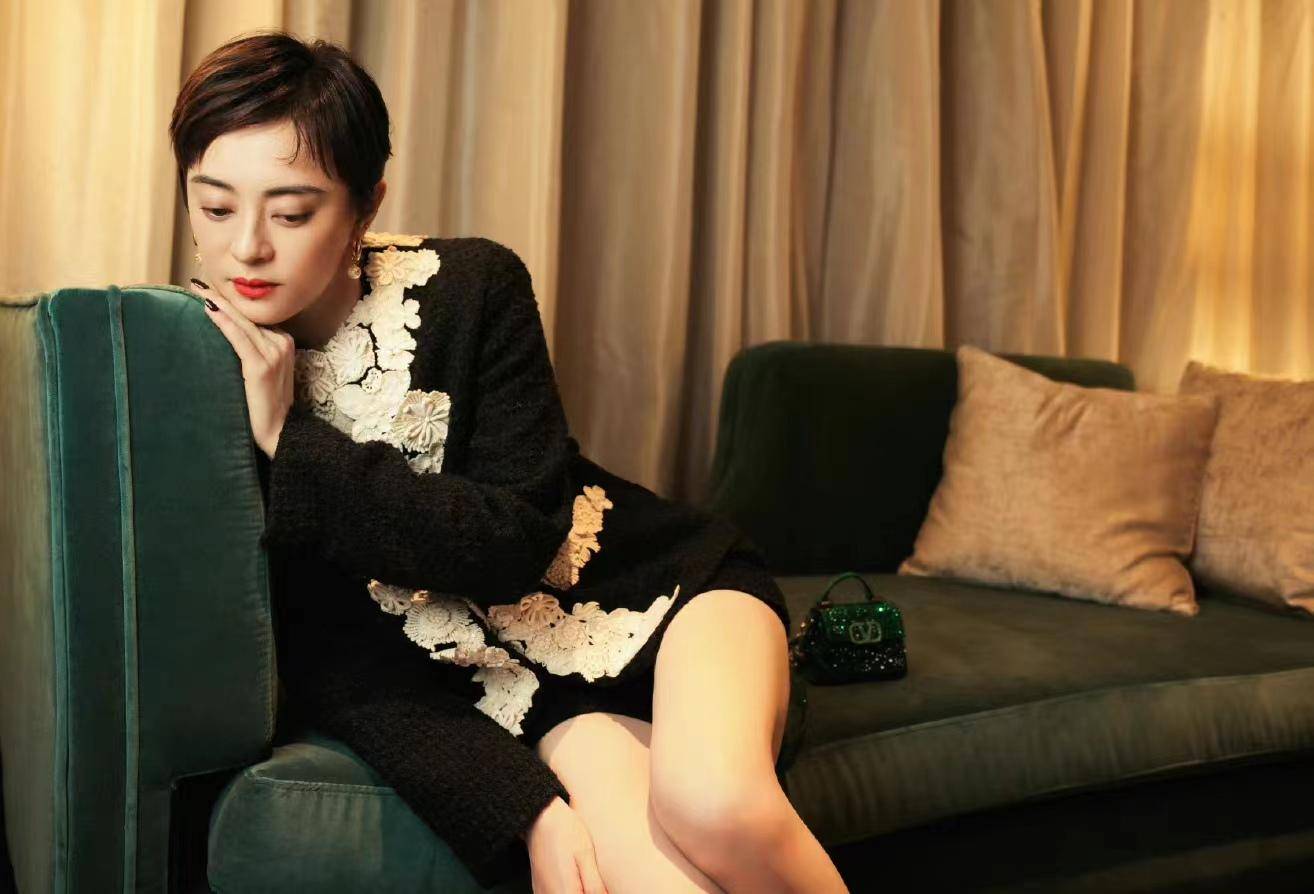 孙俪出席活动,穿黑白粗呢外套搭配短裤,精致时尚又减龄!