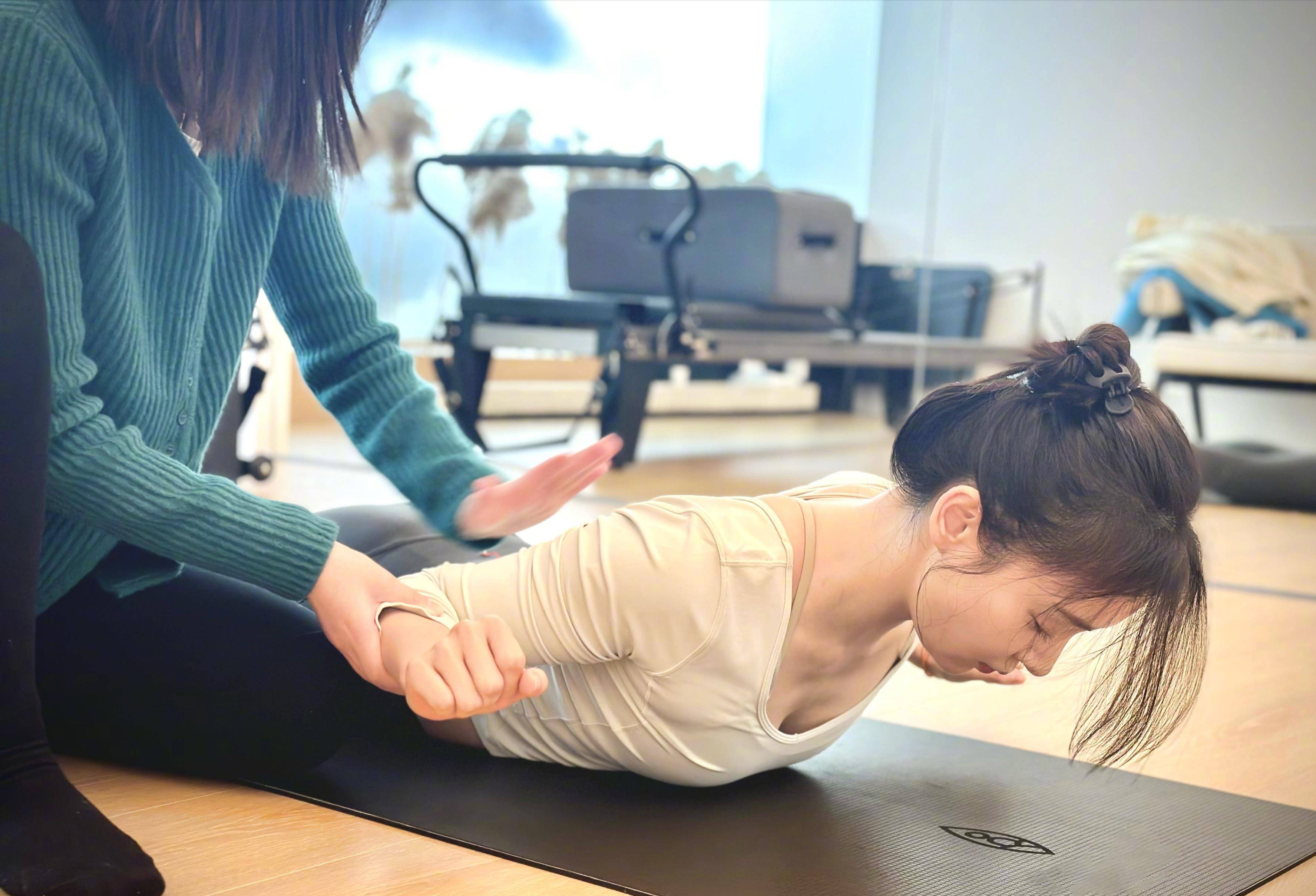 袁姗姗瑜伽照,米白色紧身上衣搭配黑色瑜伽裤,裤裆系着神秘的红绳