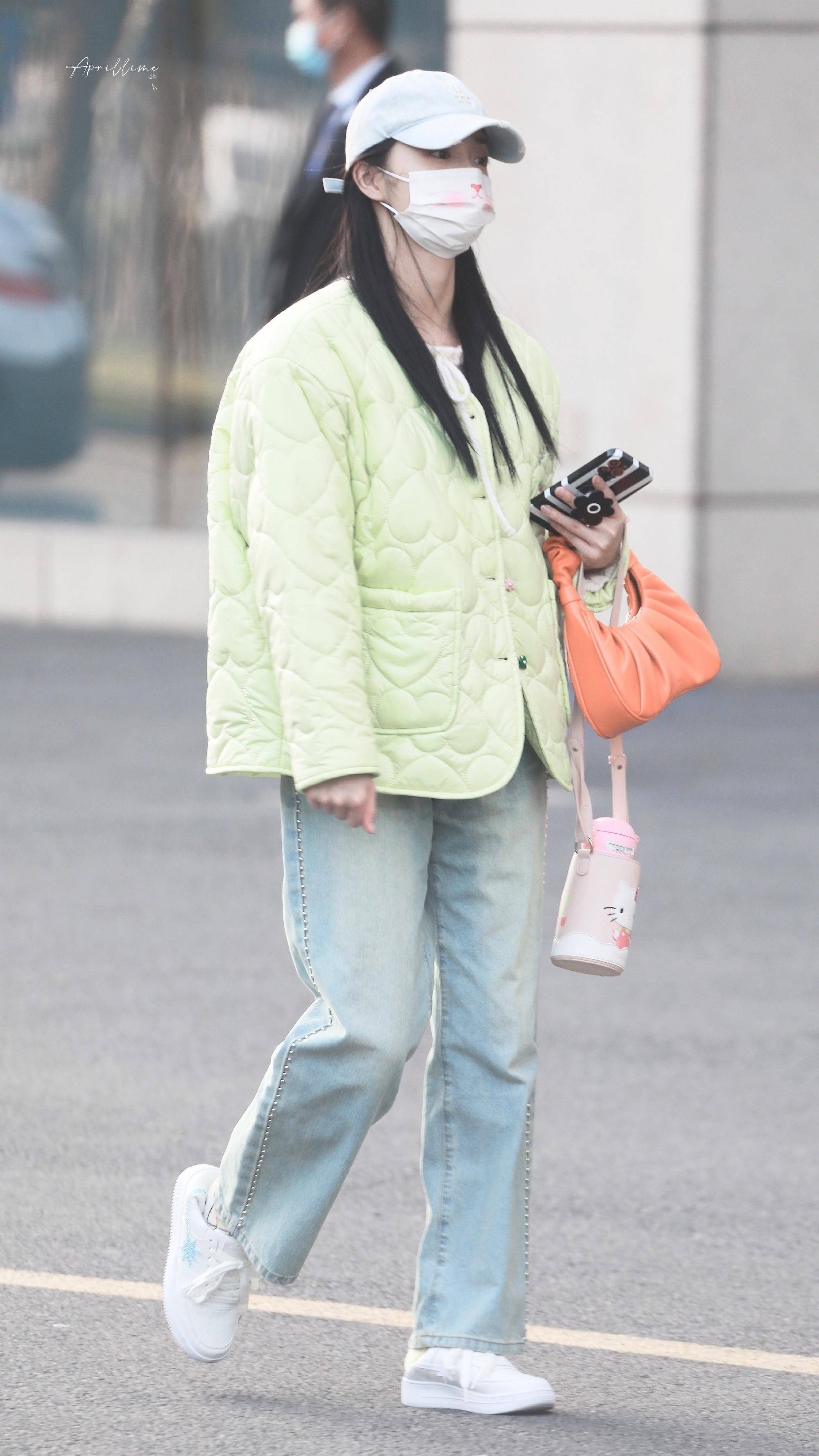 周洁琼很会"扮嫩",穿抹茶色棉服减龄又娇俏,冬日穿搭也能很甜_色彩