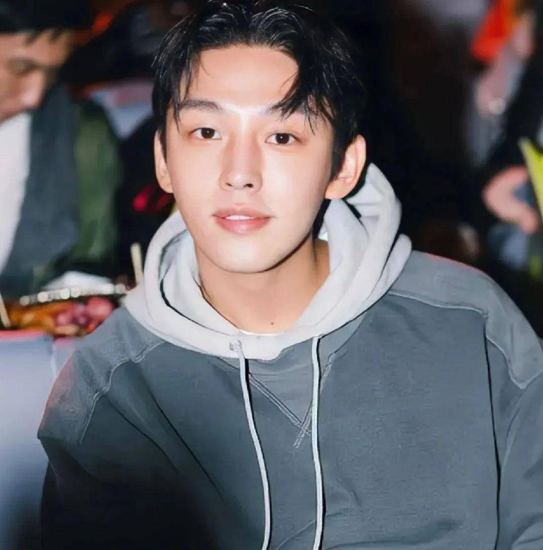 韩国85后影帝可痞可纯,实力演员刘亚仁自毁前程,确认xd