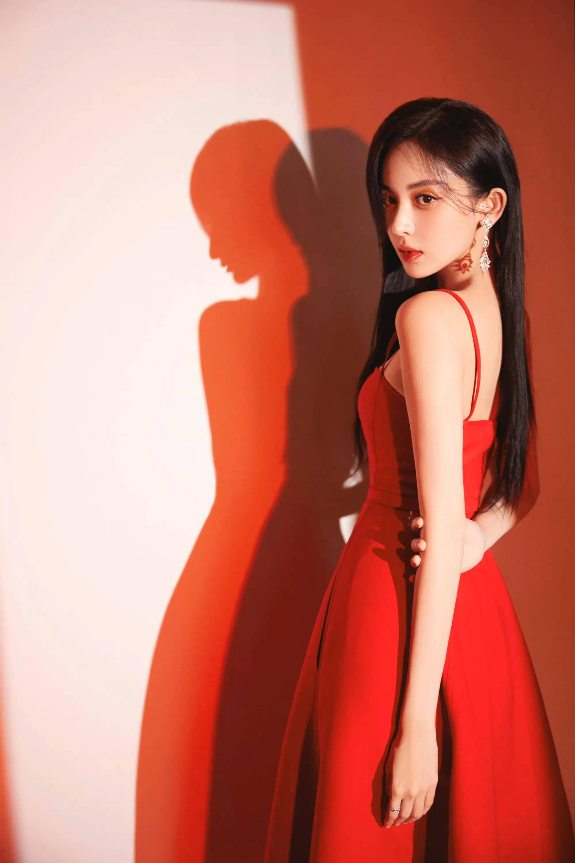 穿红色吊带裙,尽显好身材,明艳夺目,绽放迷人光彩_时尚_看点_的设计