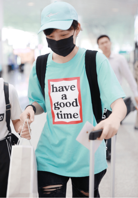 李斯丹妮真有"男友感",肥大短袖搭五分裤,又帅又酷让人着迷_中性_造型