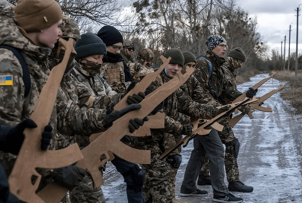 乌克兰欲建新部队作战,宛如纳粹"人民冲锋队",用平民当炮灰?