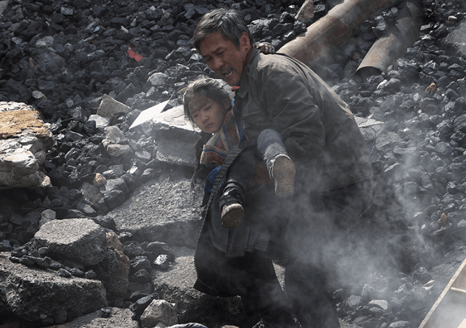 各种灾难大场面的特效制作固然重要,但在面临这些灾难时,那些人物角色