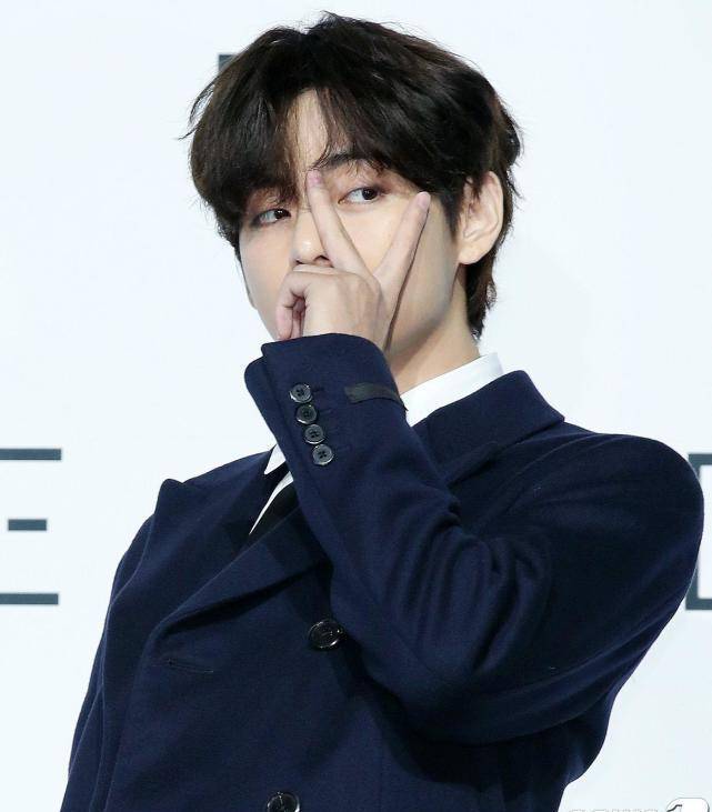 金泰亨藏青色及膝长款外套下搭黑色喇叭西装裤,韩剧秋日欧巴经典穿搭