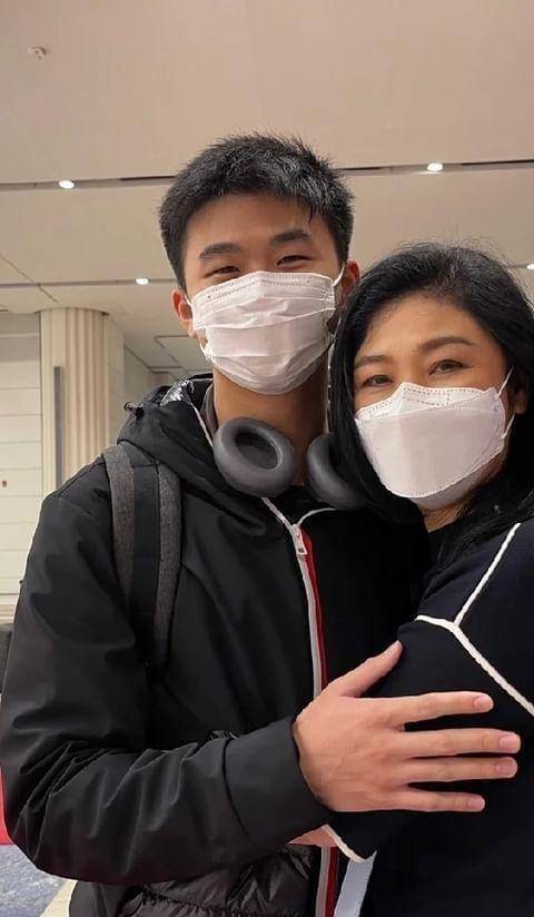 55岁英拉和20岁儿子合照好嫩,儿子身高1.