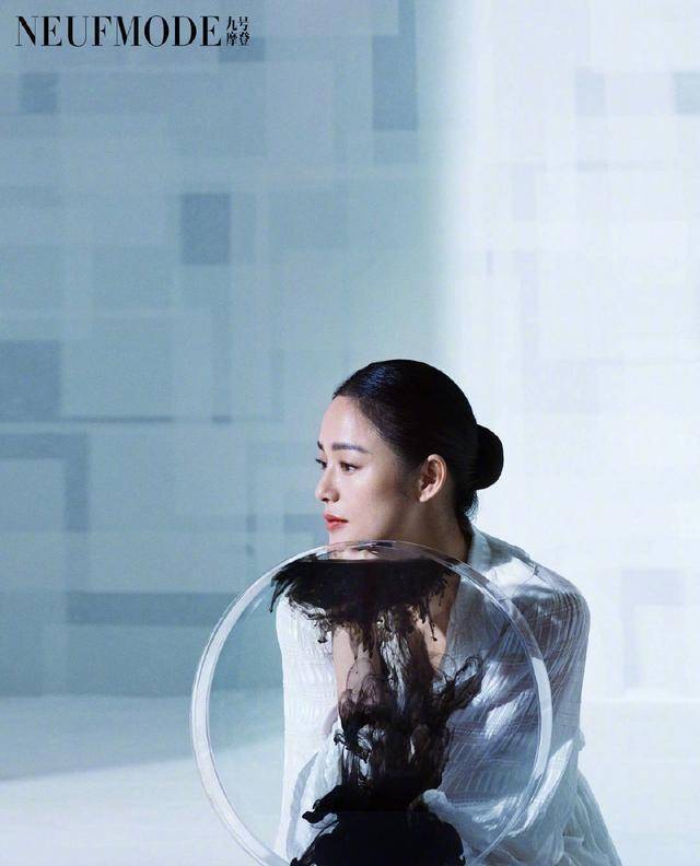 41岁周韵拍杂志,举手投足都是优雅,长发挽起露出迷人肩颈线_气质_女神
