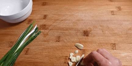 一朵银耳一道美味，简单一拌，加小米辣和葱花点缀，色香味俱佳(图5)