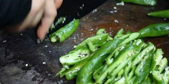 一斤半的猪肉，配上5元半斤辣椒，大姐吃了真尴尬(图10)