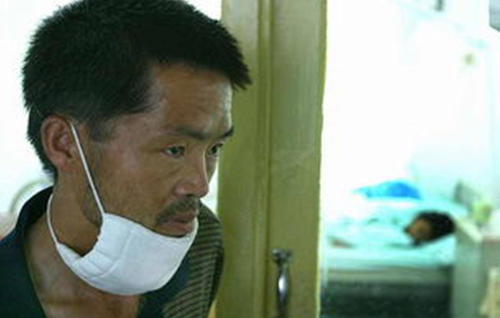 小佘艳抬起头艰难的指着前面在排队的佘仕友,佘仕友