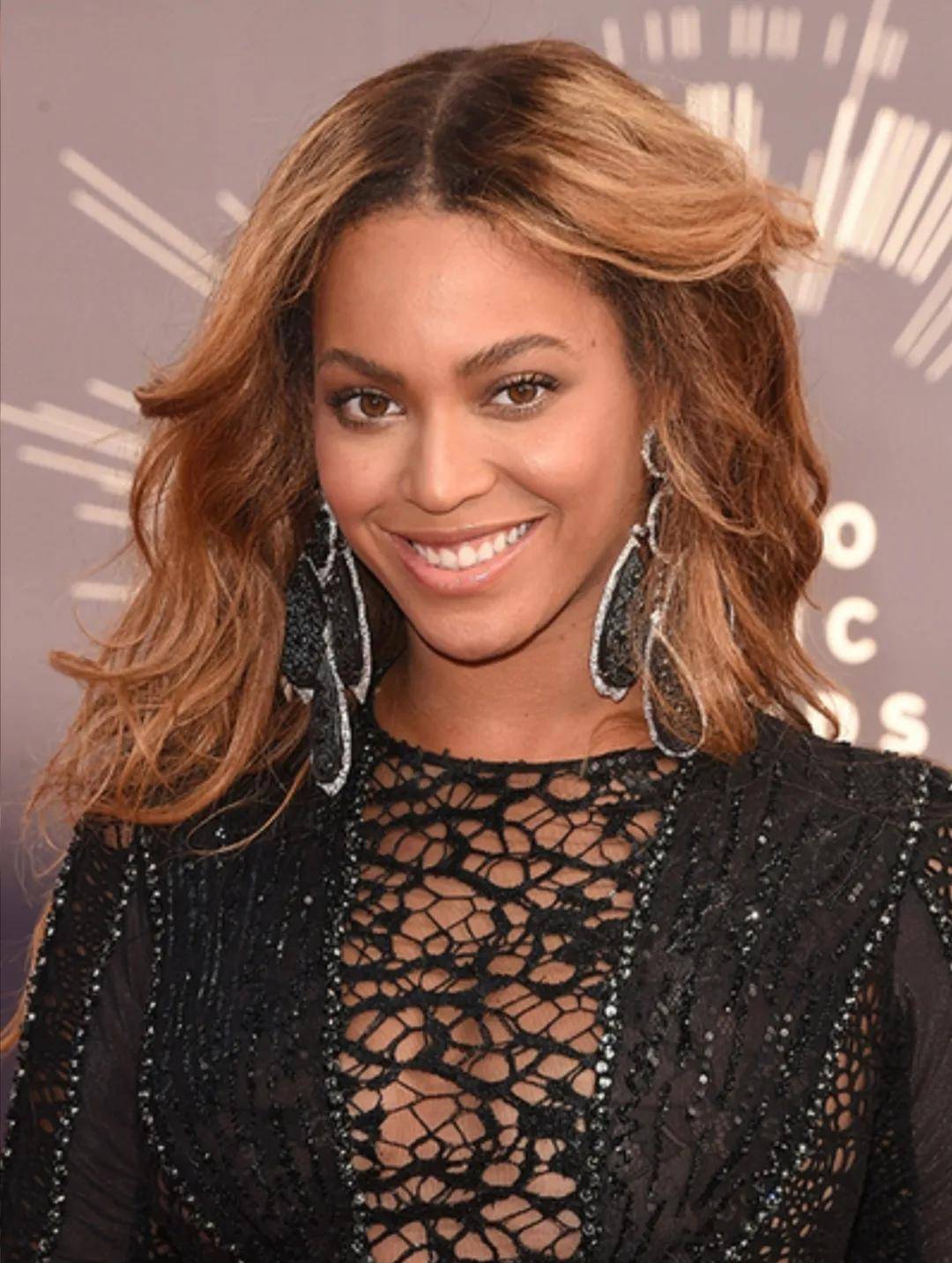 碧昂丝老公jay-z在国外说唱圈也是一位有名的嘻哈王子,在音乐领域之地