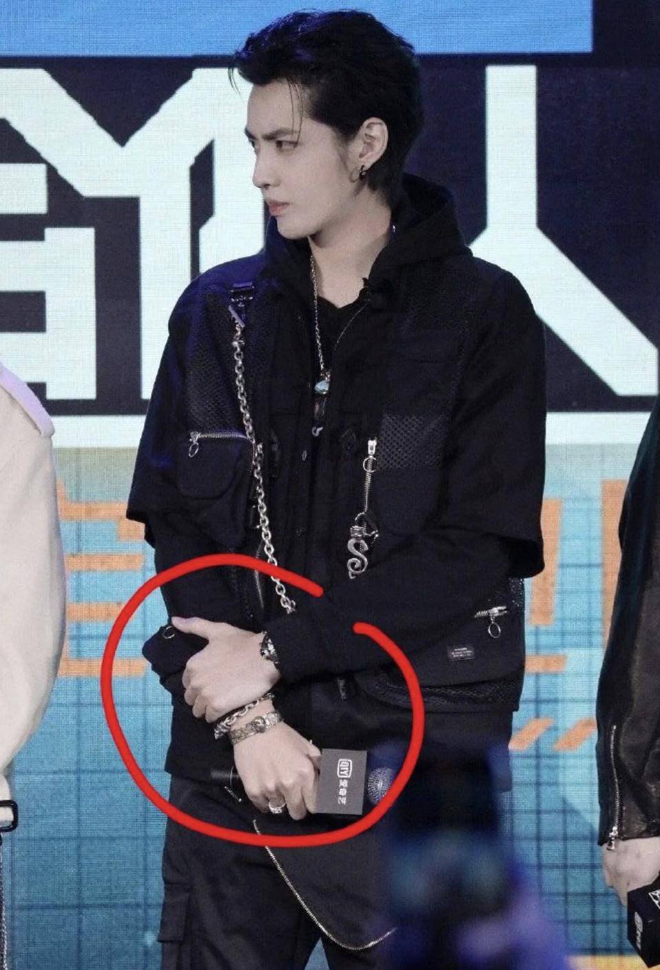 除了他们三个之外,吴亦凡出席活动时的站姿也是一样一样的因为三个人