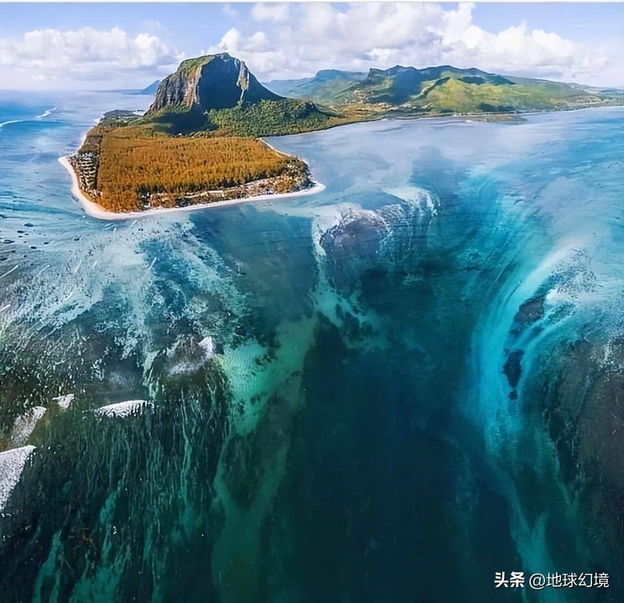 它在毛里求斯的莫納山,看上去,海面都是水,但是水底海拔落差極大,形成