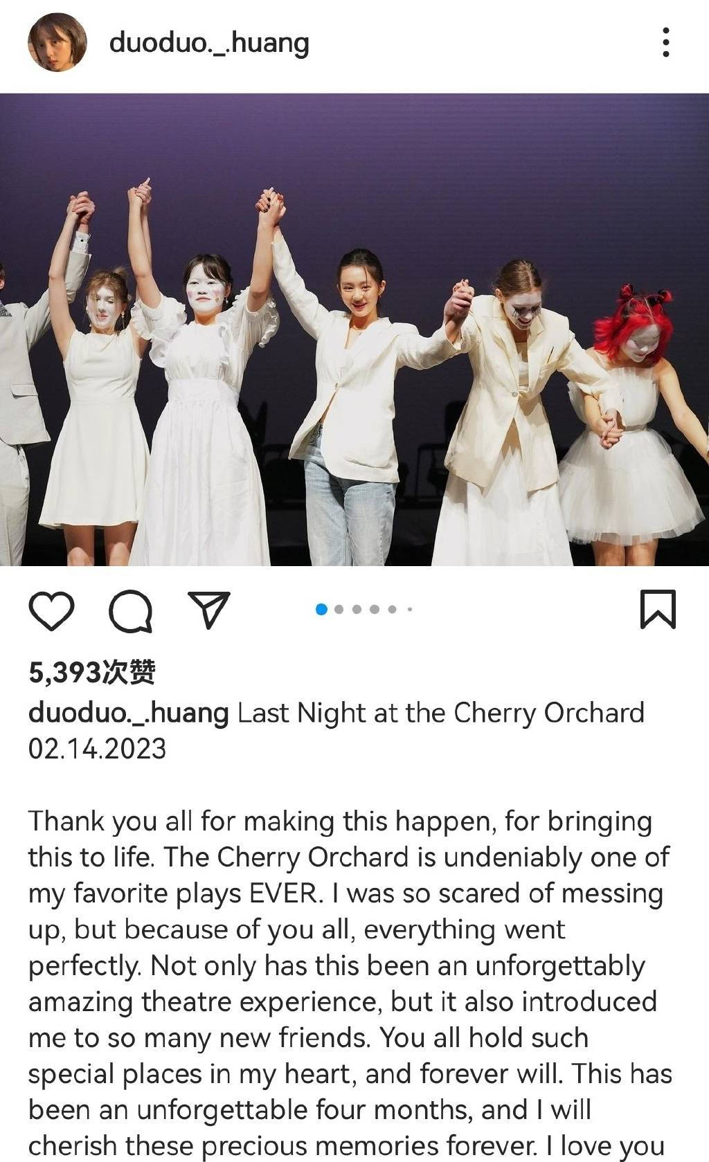 黄多多晒首担导演舞台剧现场 穿白色西装清爽干练-搜狐大视野-搜狐新闻