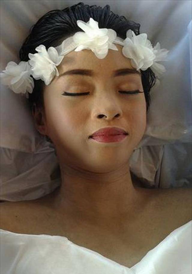 去世之后,在她家人与殡仪馆遗体美容师的帮助之下,她被化了美美的妆容