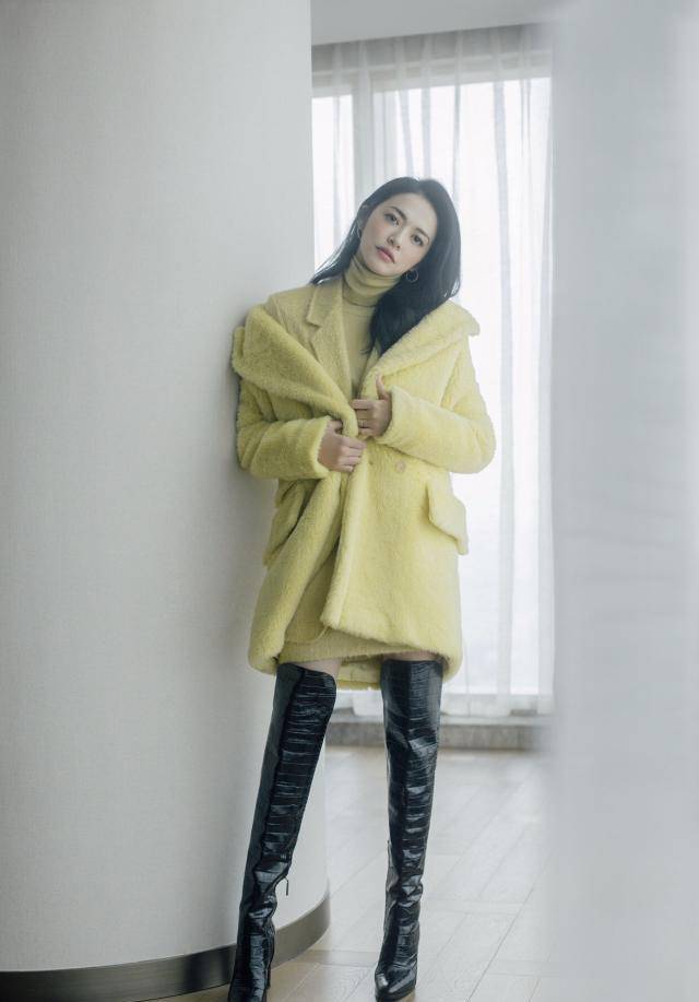 姚晨婚后更丰满,过膝靴配大衣西装,2娃妈身材比总裁苏明玉还好_黑色