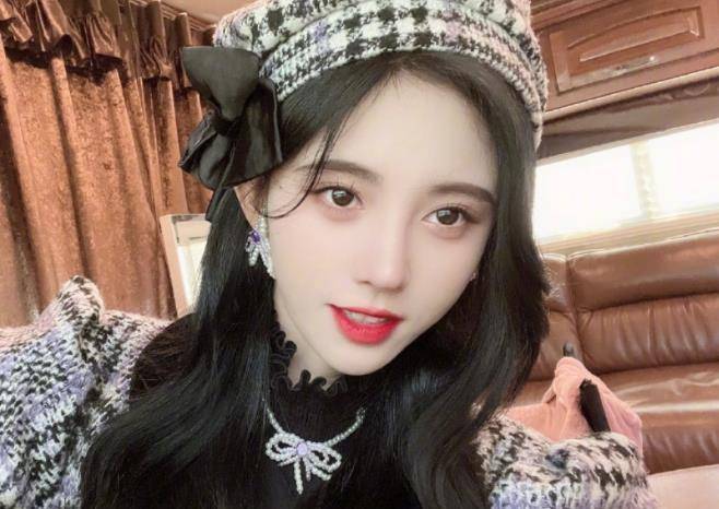 只因国外网友给她起了一个外号叫做4000年美女,鞠婧祎就背负上了骂名.