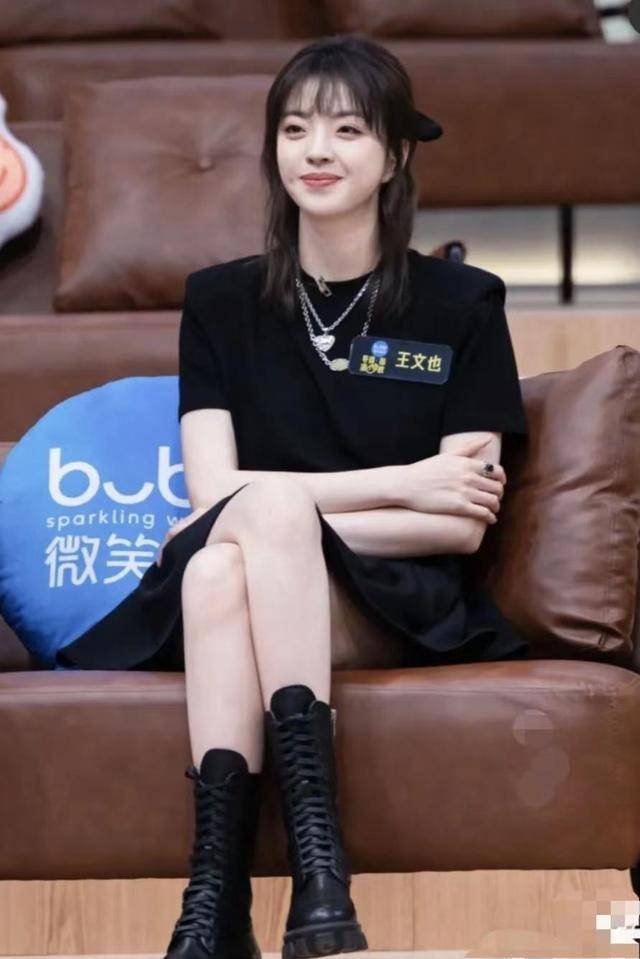 华谊千金王文也疑有新恋情,紧躺对方怀里脸色泛红,男方高大帅气_男生