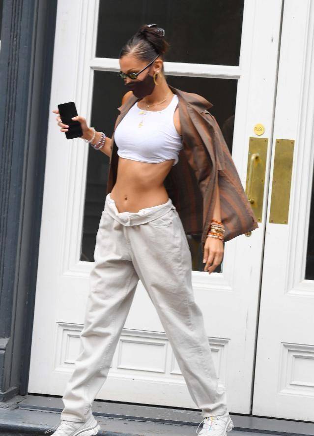 美国维密超模贝拉,穿翻领背心配阔腿短裤,蛮腰微露身材太吸睛_白色