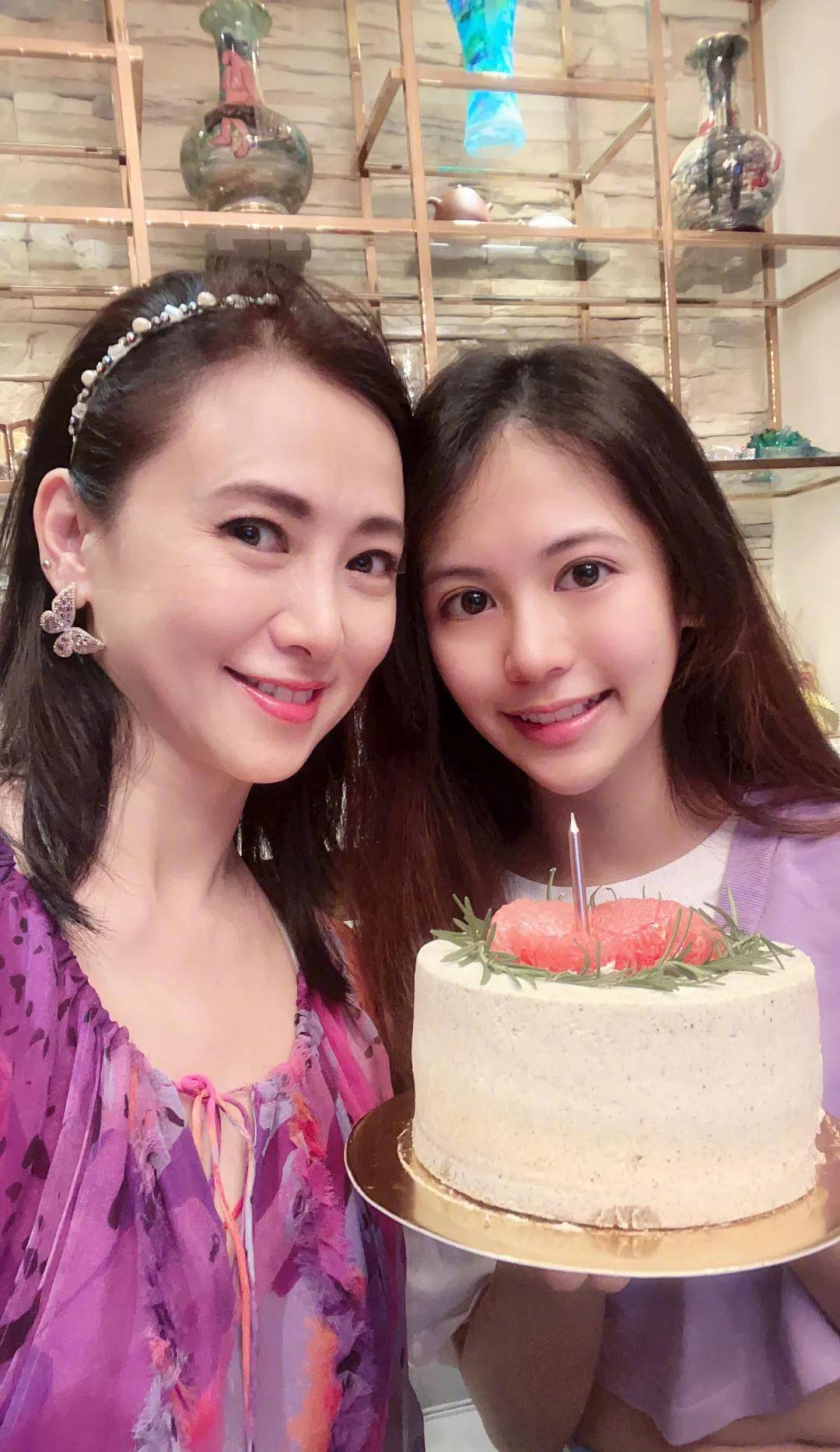 翁虹晒一家三口合照,比小3岁老公年轻,15岁女儿打扮成熟引热议_水晶