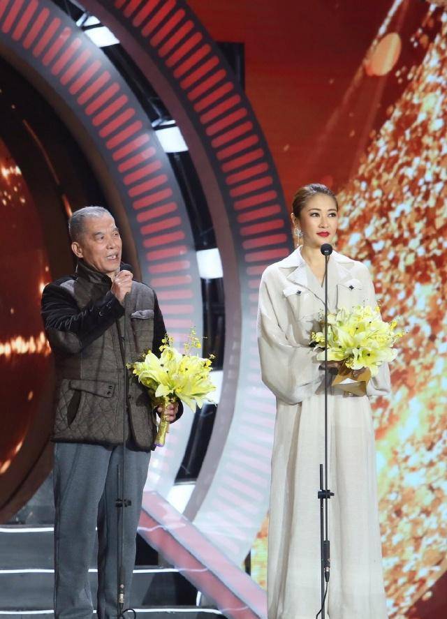 47岁梁静白衬衫搭阔腿裤,配短发优雅大气,网友:越来越像马伊琍_黑色