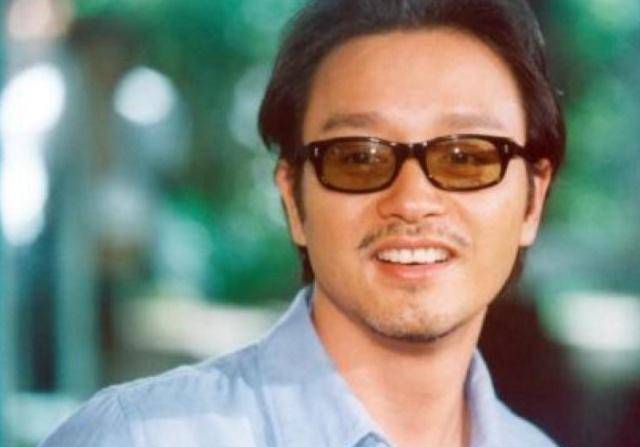 张国荣的遗照另有蹊跷,哥哥生前最爱的东西竟被硬生生的p掉了_陈奕迅