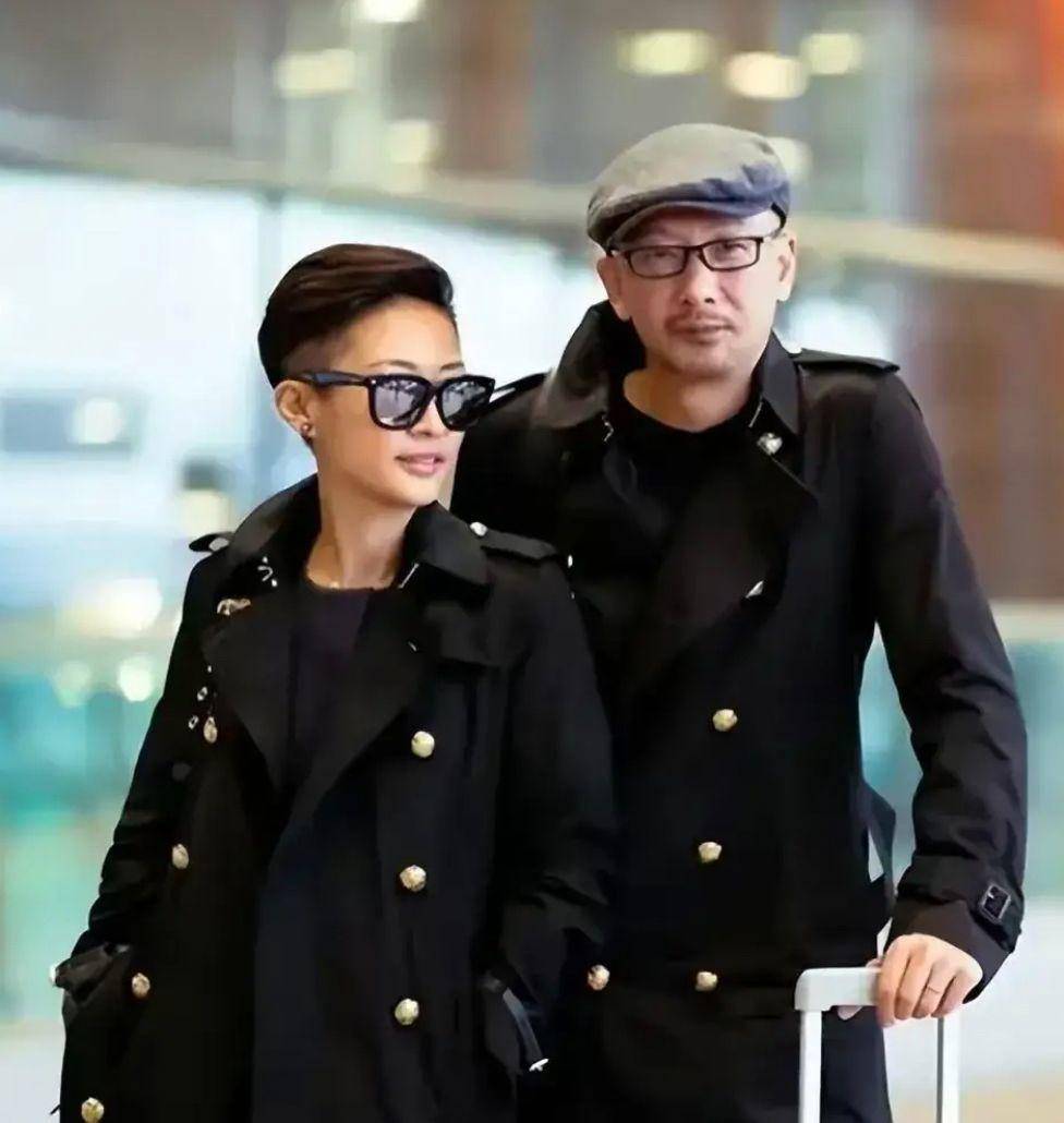 51岁梁静和老公走机场,穿黑风衣剪一头短发,比管虎还要有气场_黑色