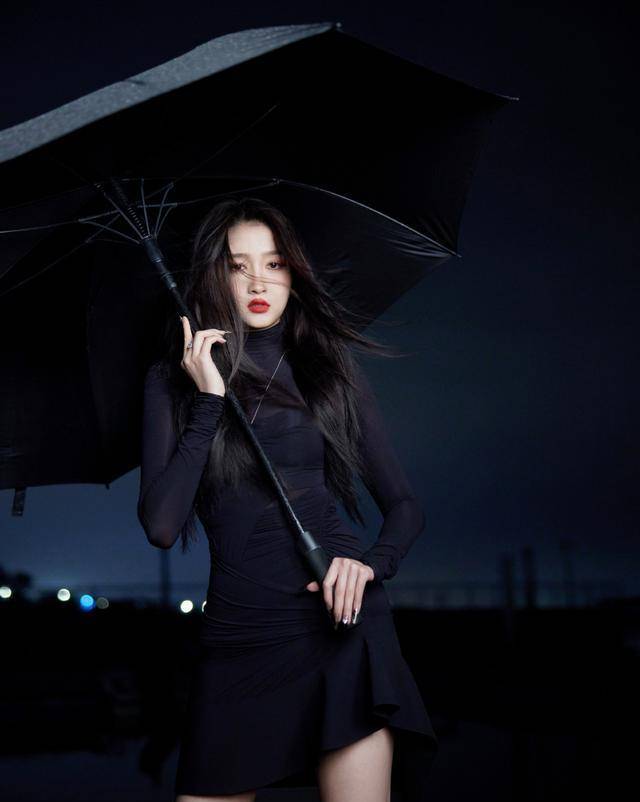 关晓彤暗夜撑伞大片,黑色紧身裙,红唇长发,冷冽而危险_故事