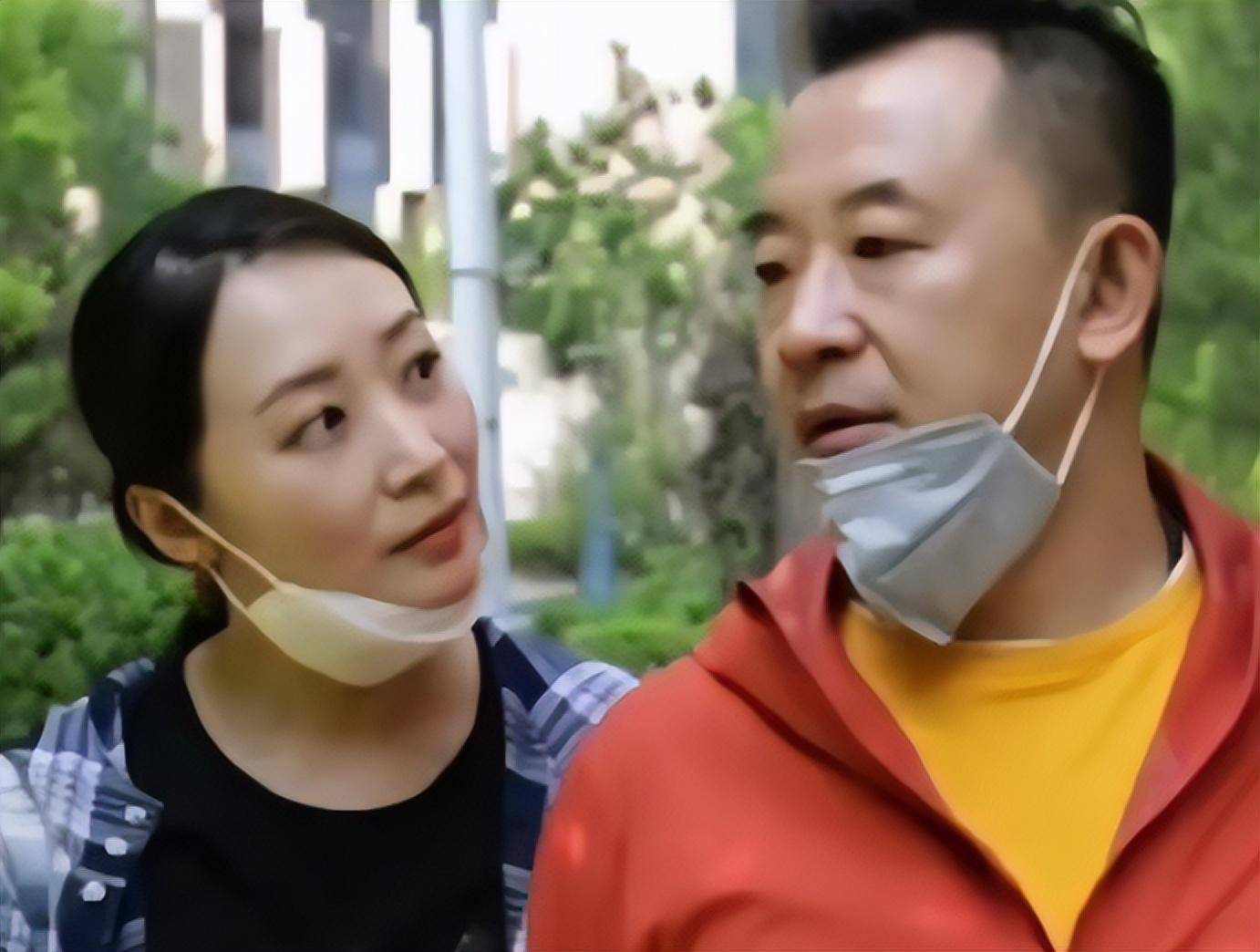 这拉近俩人的关系,黄海波还鼓励和支持曲栅栅,让她坚持在娱乐圈走下去