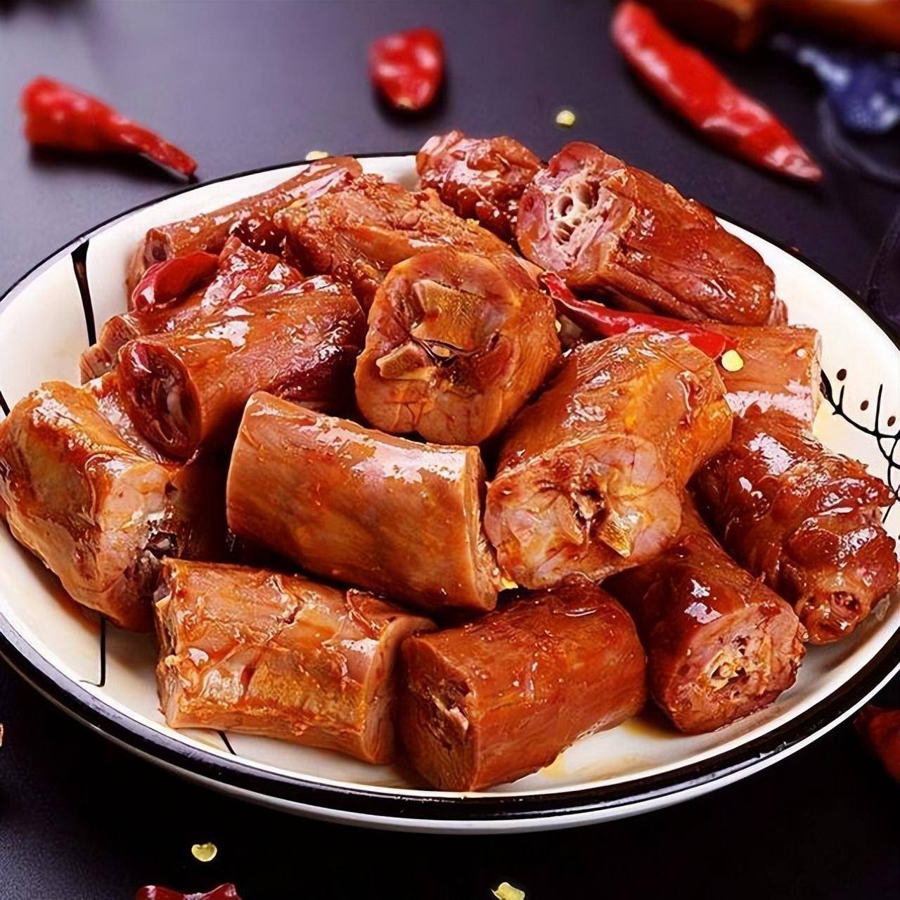 跌下神坛的周黑鸭:不尊重市场的巨头们,谁能永远不败?