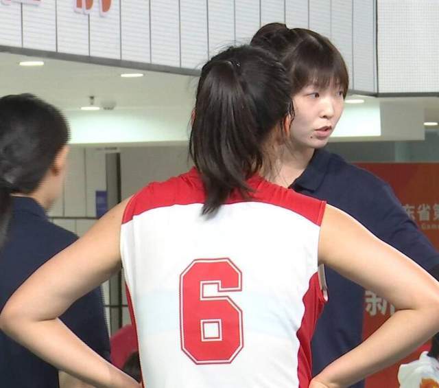 女排26岁1米94副攻结婚,曾获郎平指点冲奥运,丈夫比她高